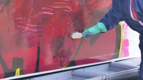 Entfernung des Graffiti von der Wagenkastenwand