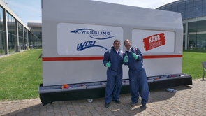 Nach getaner Arbeit. Arben und Herbert vor der blitzblanken Wagenkastenwand